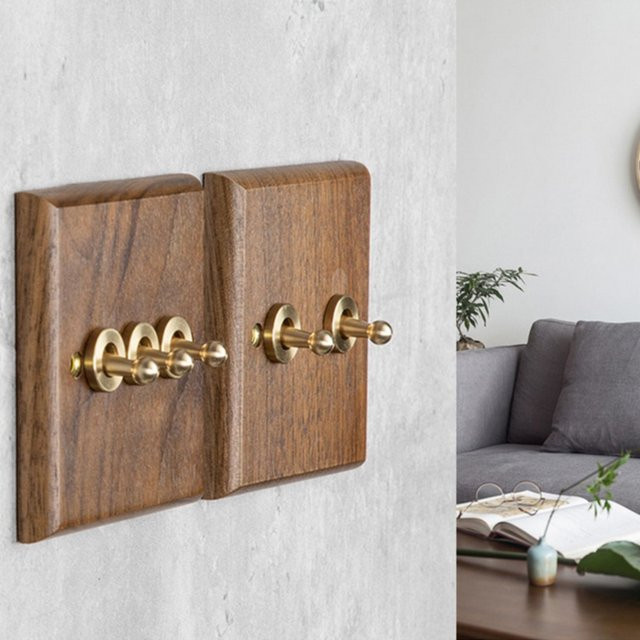 Retro Wandleuchte mit Hebel-Kippschalter aus Messing und Walnussholz in Braun - Bild 1