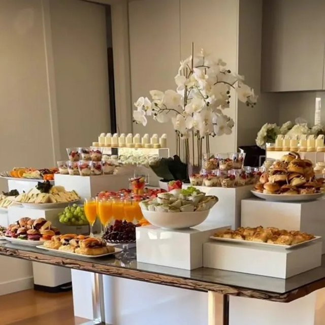 Goldene Buffet-Sockel-Säule als Dessert-Tisch und Tortenständer für Hochzeiten, Geburtstage und Feiern - Bild 1