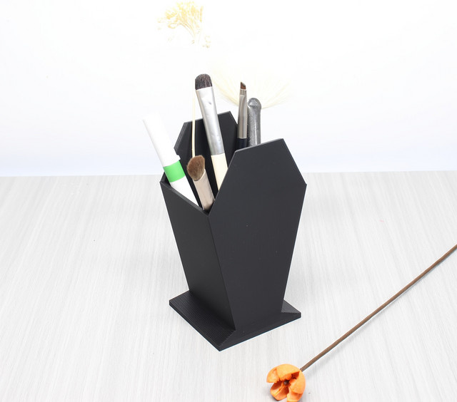 Gothic Make-up-Pinselhalter in Sargform aus Kunststoff in Schwarz als Schreibtisch-Organizer für dein Büro oder deine Kommode - Bild 1