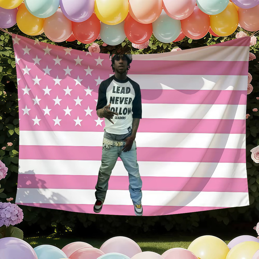 Chief Keef Flagge von Warner Bros. in Pink mit Sternen und Streifen, Wandkunst Dekoration für Innenbereich und Outdoor, B/H: 60,0 x 40,0 cm - Bild 2