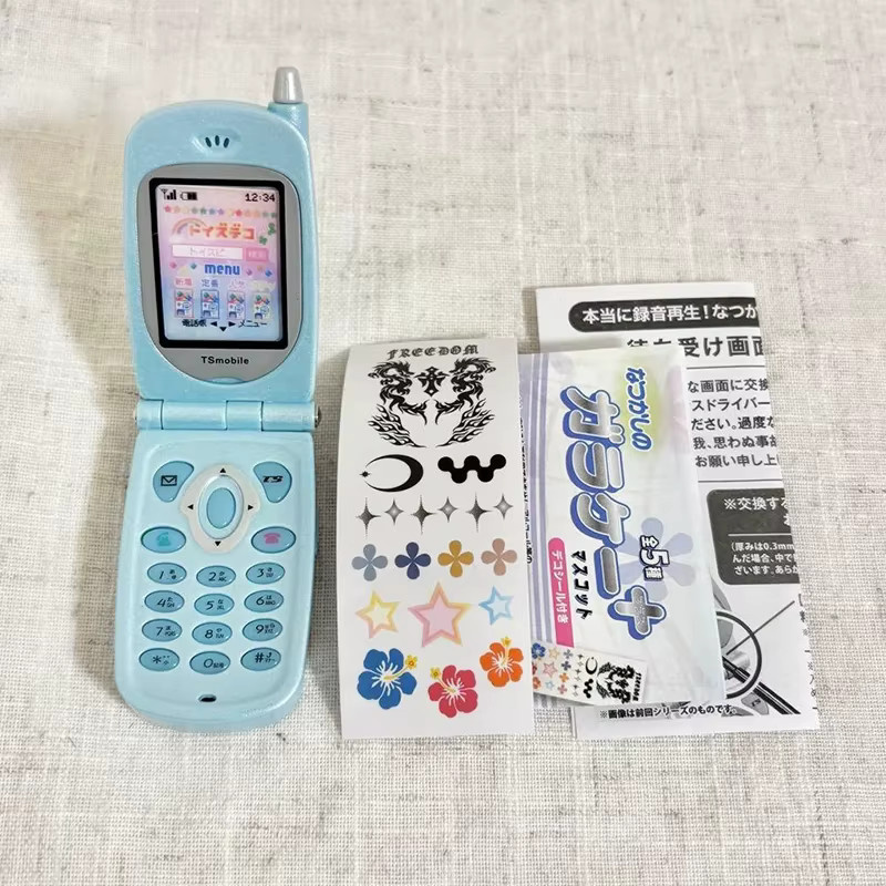 Bandai Mini-Flip-Handy mit Aufnahmefunktion und Schlüsselanhänger, Retro-Design - Bild 2