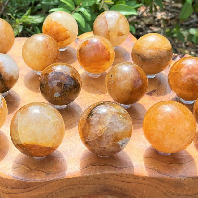 Goldene Heilerkugel aus Kristallquarz von CrystalHola als dekorative Sammlerfigur im Boho-Stil - Bild 1