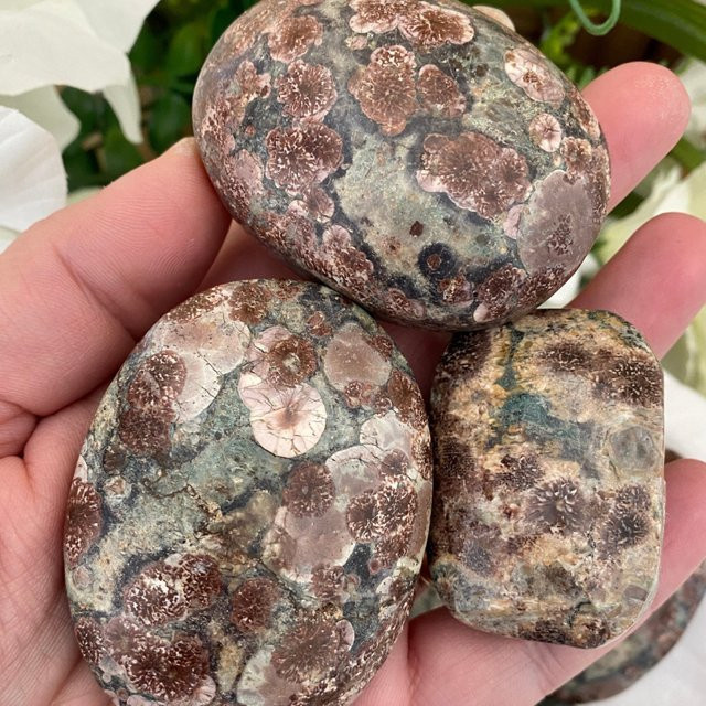 CrystalHola Natürlicher grüner Sakura-Palmenstein mit Kirschblütenmuster als Boho-Heimdekoration - Bild 1