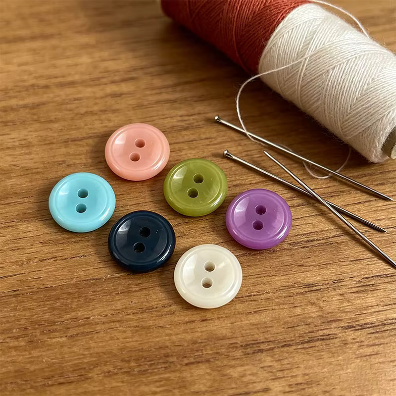 Bunte Harzknöpfe in Perlmutt-Optik für DIY-Bekleidung und Nähzubehör, rund, 2-Loch, Multicolour - Bild 3