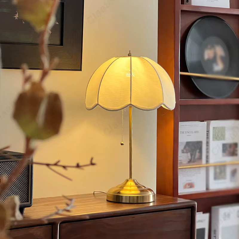 Claeted LED Schreibtischlampe im Retro-Minimalismus-Stil mit Gold/Messing-Finish und weißem Stoffschirm für Wohnzimmer und Schlafzimmer - Bild 3