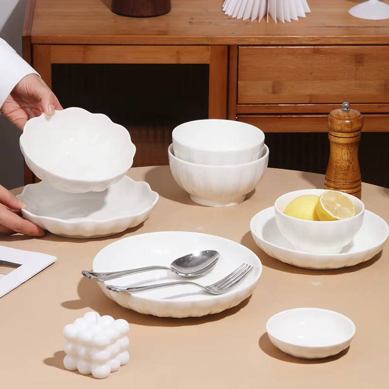 SOLECASA Geschirrset aus weißem Porzellan im Ins-Style als elegantes Tafelservice für dein Zuhause - Bild 1