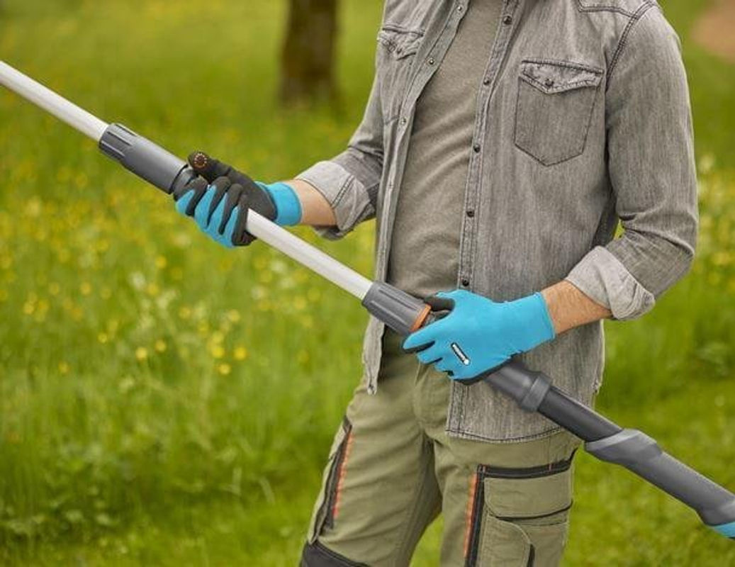 Gardena Akku-Teleskop-Baumschere HighCut 250/18V P4A solo in Schwarz-Silber - Bild 2