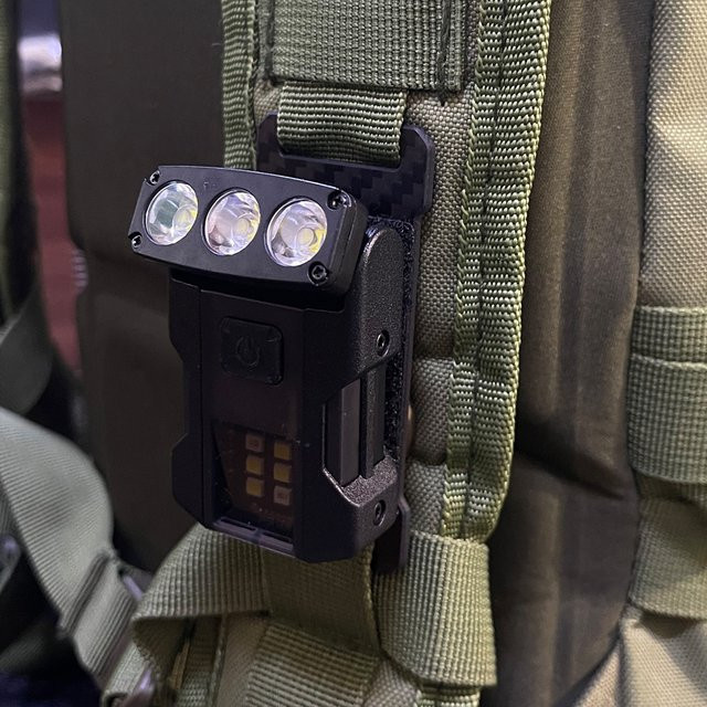 VULPO Taktische EDC Mini Taschenlampe mit COB-Licht in Schwarz für Molle-Systeme und Rucksackgurte - Bild 1