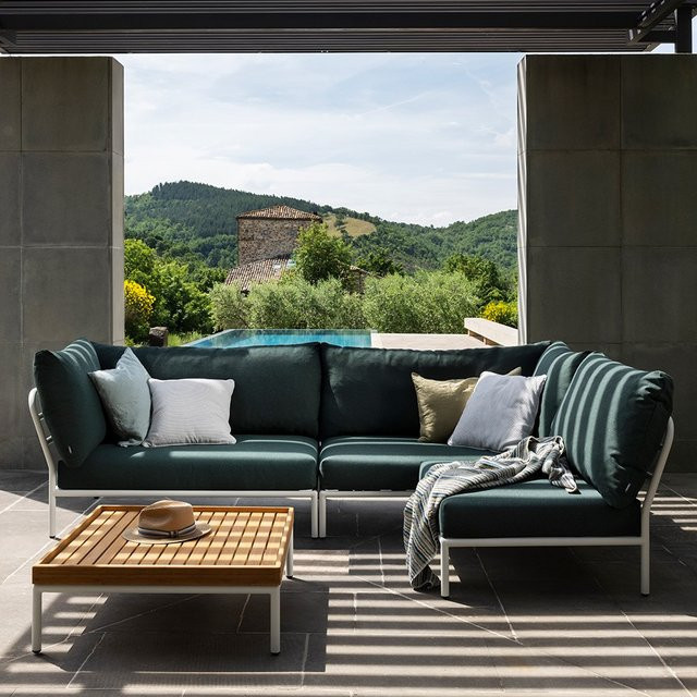 Houe LEVEL 2 Loungeset Alpine in L-Form mit Kaffeetisch und Polstern, Farben Weiß und Beige, Tischplatte aus Bambus, Breite: 81 cm, Tiefe: 81 cm - Bild 1