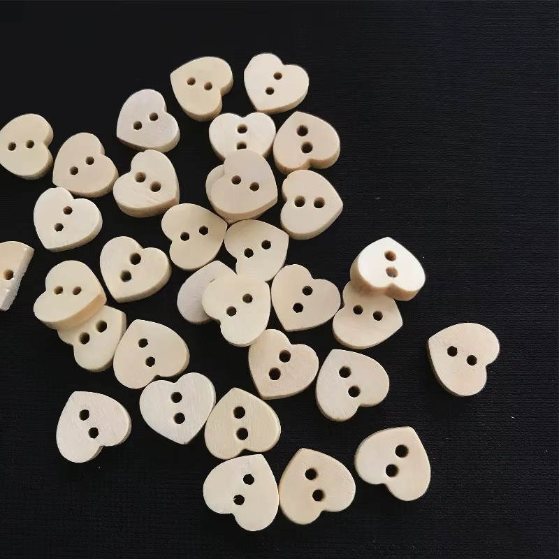 100 Stück Holzknöpfe in Herzform, Farbe Beige, Durchmesser: 12 mm, DIY Nähzubehör für Kleidung und Dekoration - Bild 2