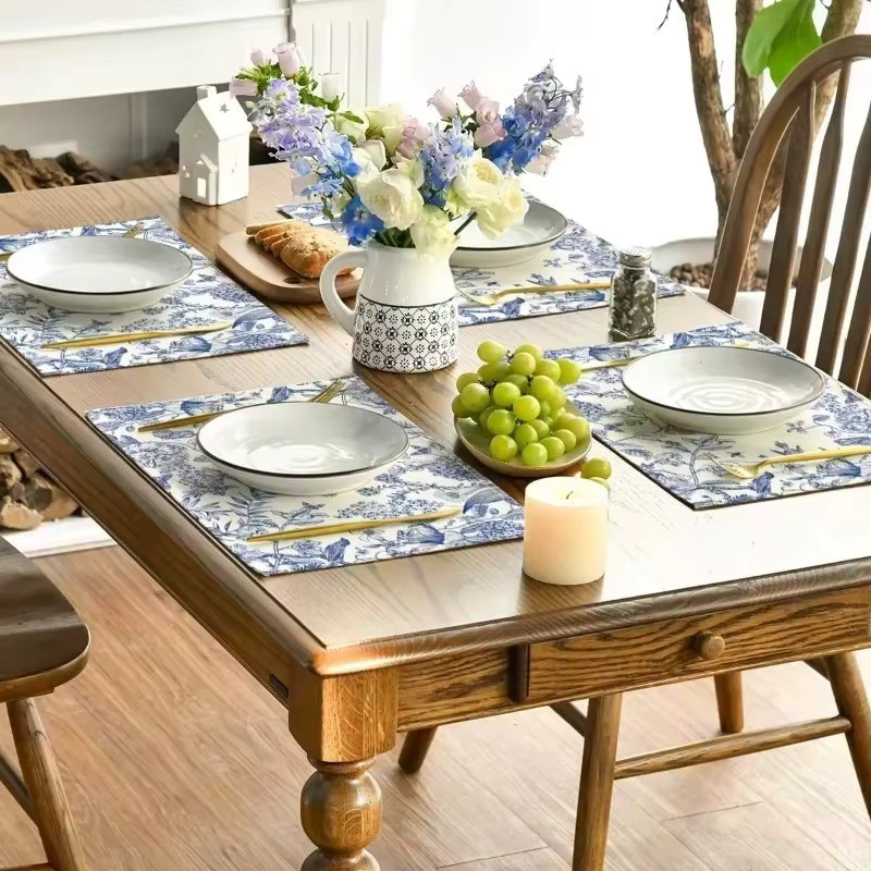 VIKAMA 4er-Set Tischsets im Retro-Stil mit blau-weißem Blumen- und Vogelmuster - Bild 2