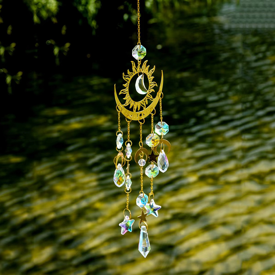 Goldenes Stern und Mond Windspiel aus Metall als geometrischer Anhänger und Sonnenfänger zur Gartendekoration - Bild 4