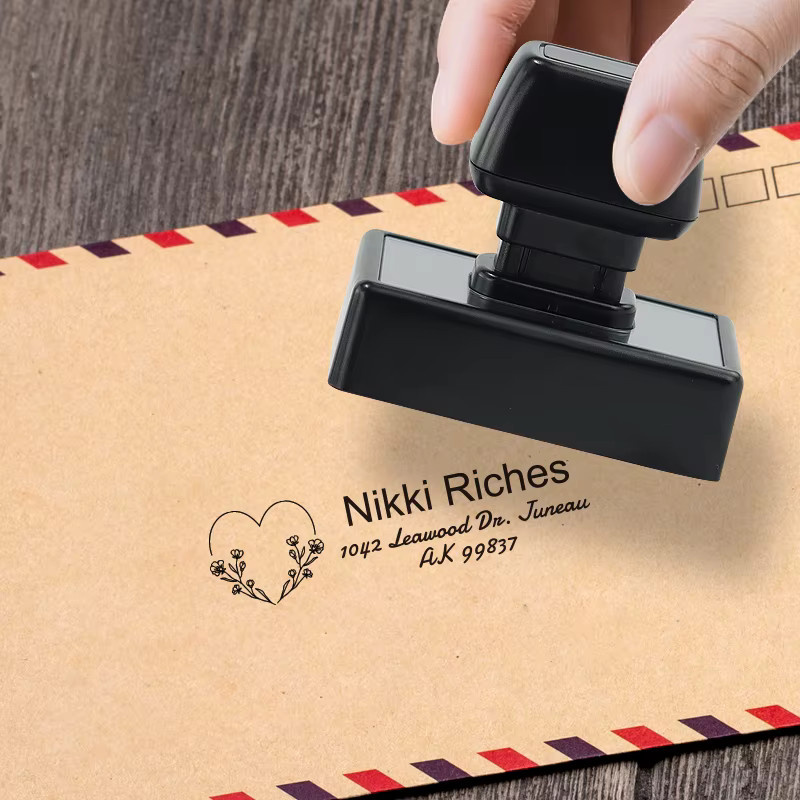 Personalisierter selbstfärbender Adressstempel in Schwarz für Briefe, Grußkarten und Geschenkverpackungen - Bild 4