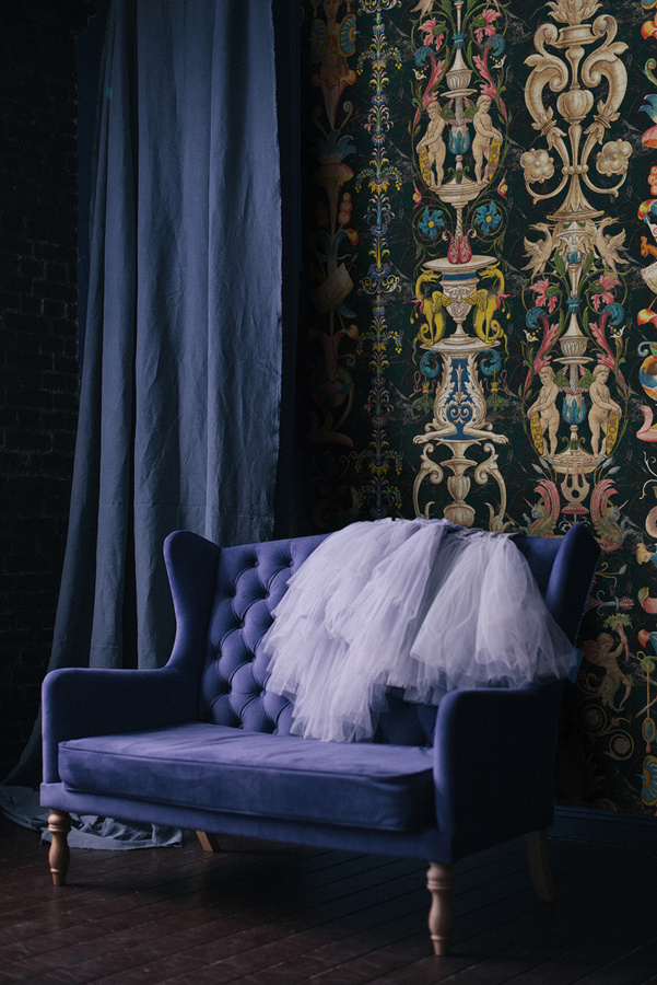 MINDTHEGAP Tapete Wallpaper Miniatures in Anthrazit mit floralem Art Nouveau Design aus Vlies - Bild 1