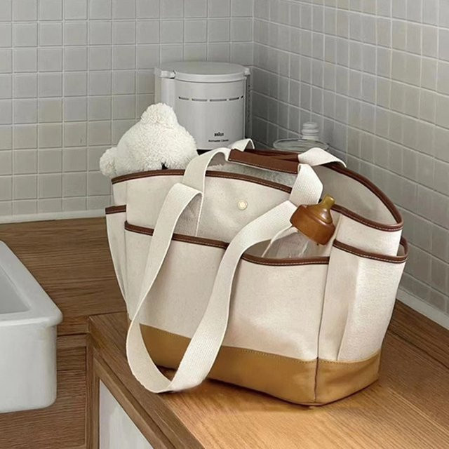 Große Wickeltasche für Mutter und Baby als Messenger Crossbody Tasche aus Textil in Grau und Weiß - Bild 1