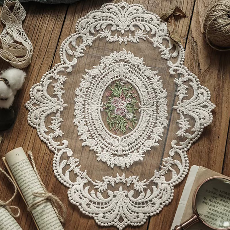 Elegante runde Spitzen-Tischdecke von JETTING in Weiß mit floraler Bestickung im Vintage-Stil - Bild 3