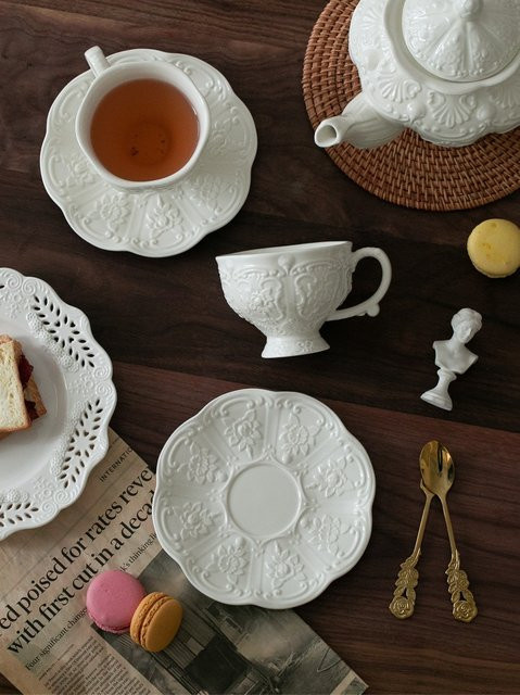 Keramik-Teeset im europäischen Stil mit floralem Relief und Schmetterlings-Blumen-Palast-Design in Schwarz und Weiß - Bild 1