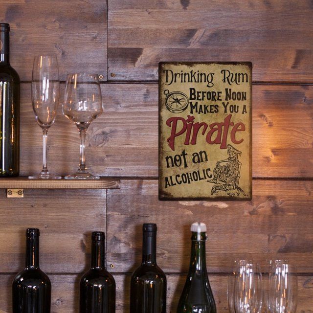 Rustikales Vintage-Metallblechschild HELLOYOUNG Drinking Rum Before Noon Makes You a Pirate, Not an Alcoholic Wandbild für die Wandmontage - Bild 1