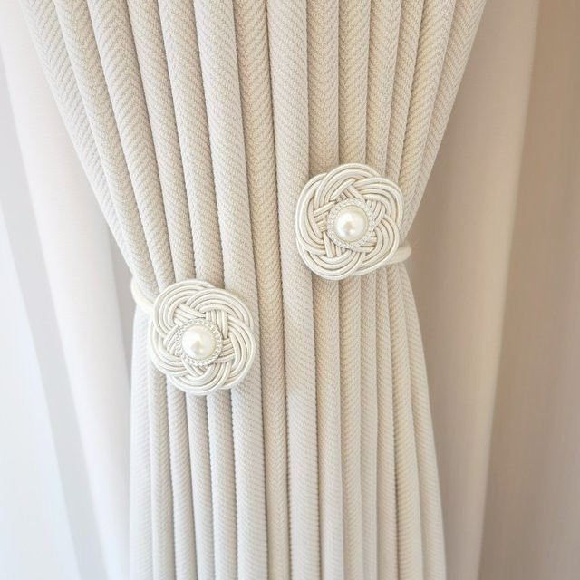 Schlichter Vorhang-Raffhalter mit Perlenblumenmuster in Weiß - Bild 1