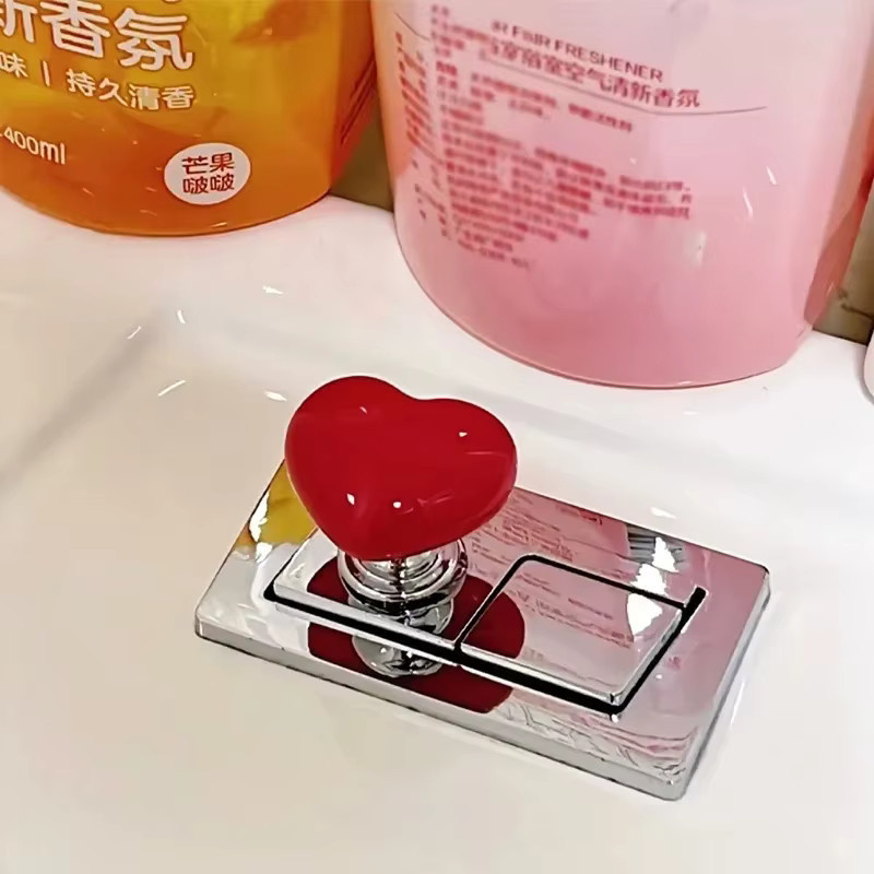 Herzförmige WC-Spültaste von YANKE in Weiß und Rot mit Chrom-Finish - Bild 1
