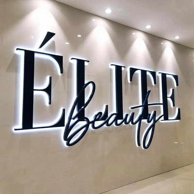 Maßgefertigte 3D-Metallbuchstaben mit LED-Hintergrundbeleuchtung in Schwarz und warmweißem Halo-Effekt für dein Logo-Schild - Bild 1