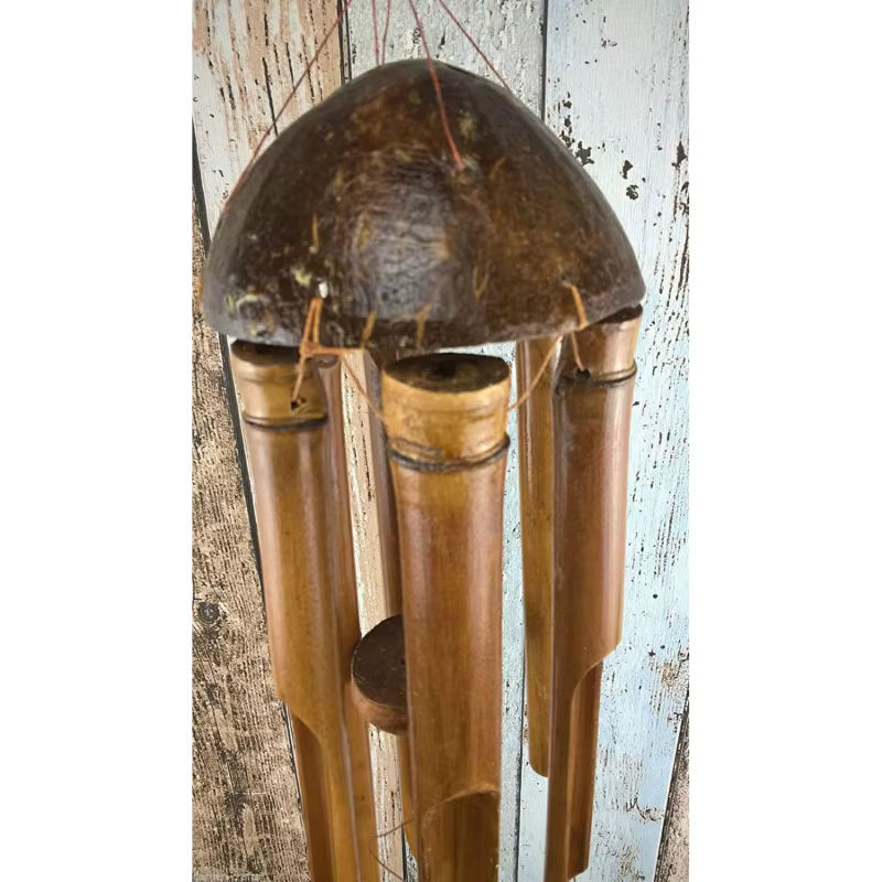Handgefertigtes Bambus-Windspiel mit fünf Röhren aus Kokosnussschale und Holz in Hellgrau und Braun zur hängenden Dekoration für Garten und Zuhause - Bild 5