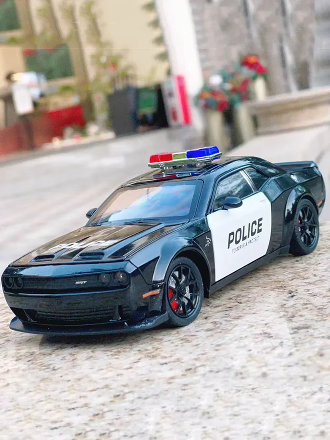 MAKEDA Hellcat Viper Polizeiauto, Druckgussmodell, 1:24, mit Licht und Sound - Bild 6