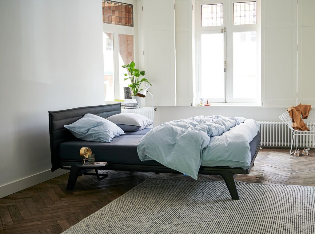 Auping Original Bett in Schwarz mit gepolstertem Rahmen und Metallgestell - Bild 4