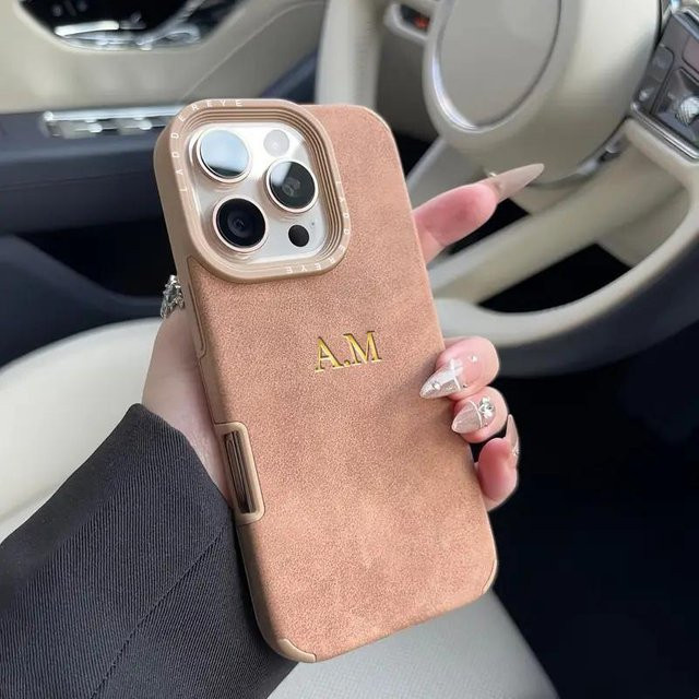 Personalisierte iPhone Hülle mit individuellen Initialen aus mattem Wildleder und weichem Leder in Braun für Apple iPhone 11 bis iPhone 17 Pro Max Plus - Bild 1