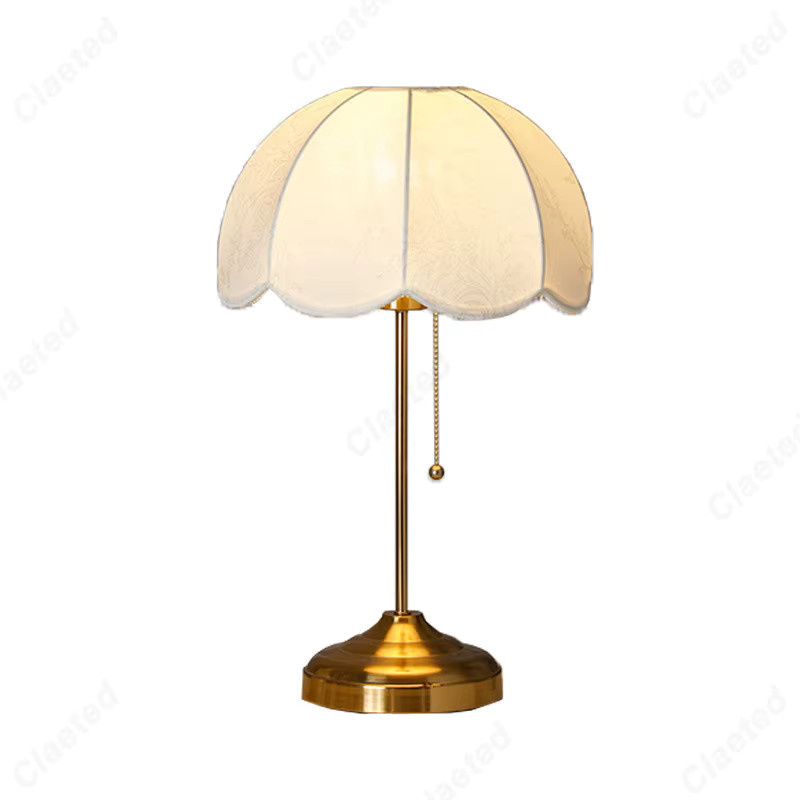 Claeted LED Schreibtischlampe im Retro-Minimalismus-Stil mit Gold/Messing-Finish und weißem Stoffschirm für Wohnzimmer und Schlafzimmer - Bild 5