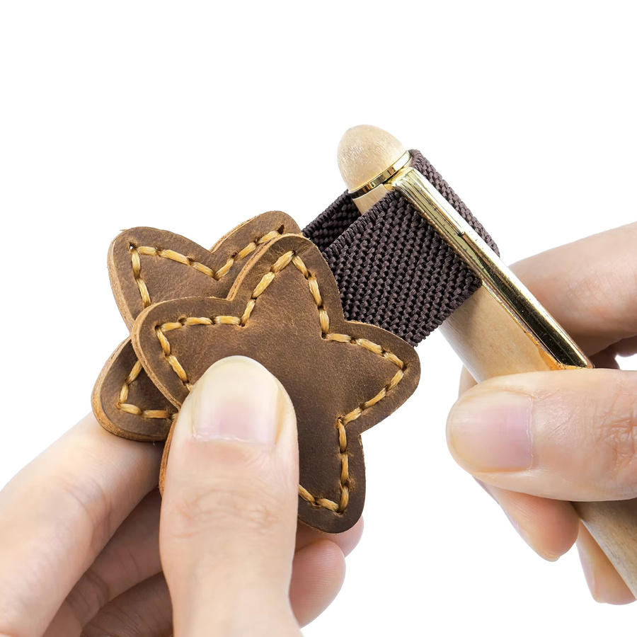 Magnetischer Lesezeichen-Clip aus echtem Leder in Braun - Bild 3