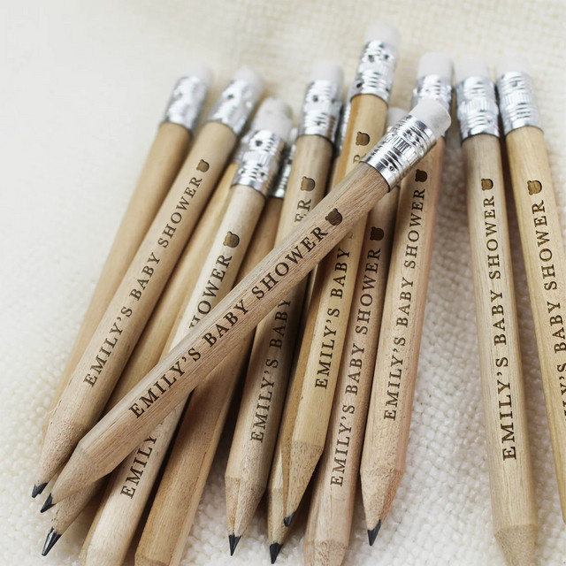 10 Stück personalisierte Babyparty-Bleistifte aus Holz in Beige mit Lasergravur als Gastgeschenk - Bild 1