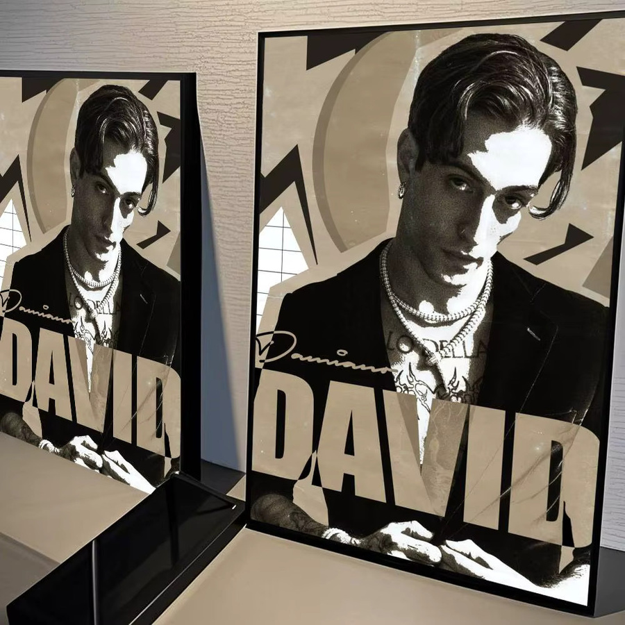 Selbstklebendes Kunstposter mit Motiv von Rock-Sänger Damiano David in Weiß auf Kraftpapier - Bild 2