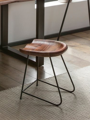 SIT Hocker NATURAL EDGE aus Akazienholz und Metall in Beige, B/H/T: 42 x 48 x 38 cm - Bild 1