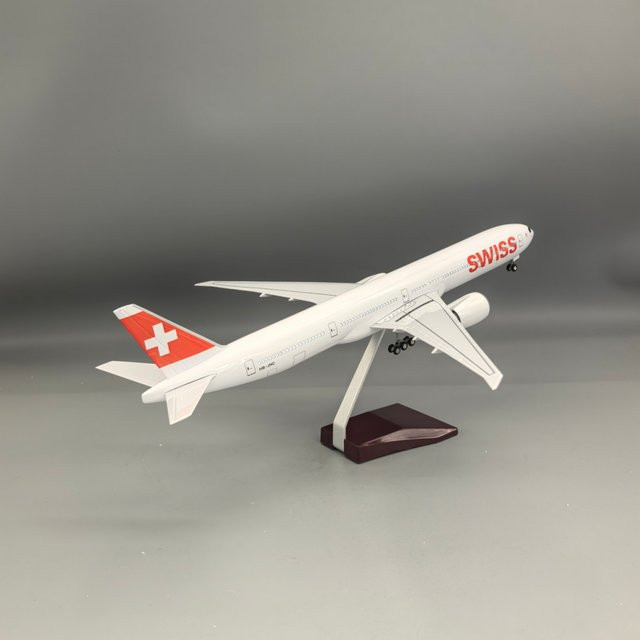 ZOCO B777 Swiss Airways Flugzeugmodell, Druckguss-Flugzeug, mit Licht und Rädern, ab 14 Jahren - Bild 1