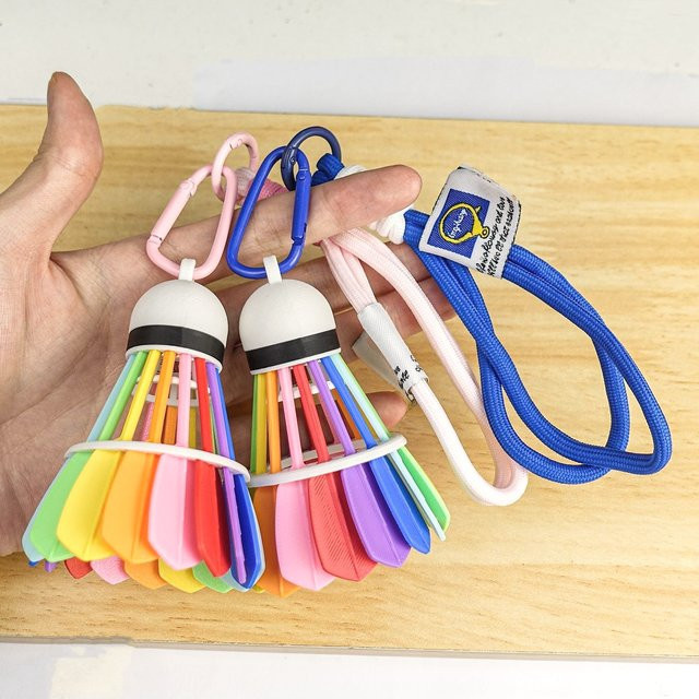 Bunter Badminton-Anhänger aus Kunststoff als kreatives Desktop-Ornament in Pink und Multicolour - Bild 1