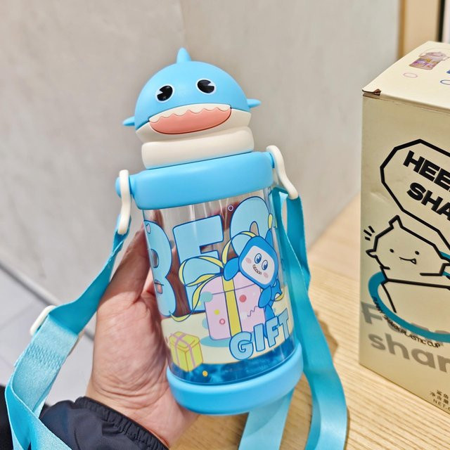 Yiran Furniture Kinderbecher mit Strohhalm und Pop-up-Deckel, Tragbarer Plastikbecher mit Riemen, 650 ml, Blau, Pink, Schwarz - Bild 1