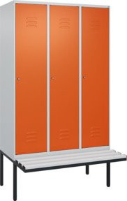 C+P Spind Classic PLUS Spind mit Bank, 3 Abteile, Lichtgrau, B/T/H: 212 x 120 x 81,5 cm, mit Zylinderschloss und 4 Garderobenhaken - Bild 1