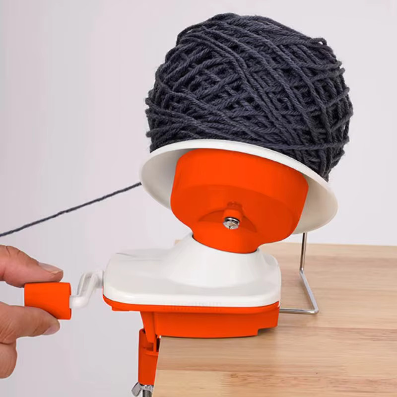 Roter Garnwickler aus Kunststoff als Organizer für Haushaltsfäden und Ball Maker für dein Handwerk - Bild 3
