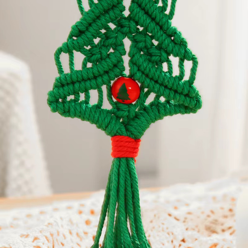Grüne Weihnachtsdekoration mit geflochtenen Perlen im Boho-Stil als hängender Anhänger - Bild 2