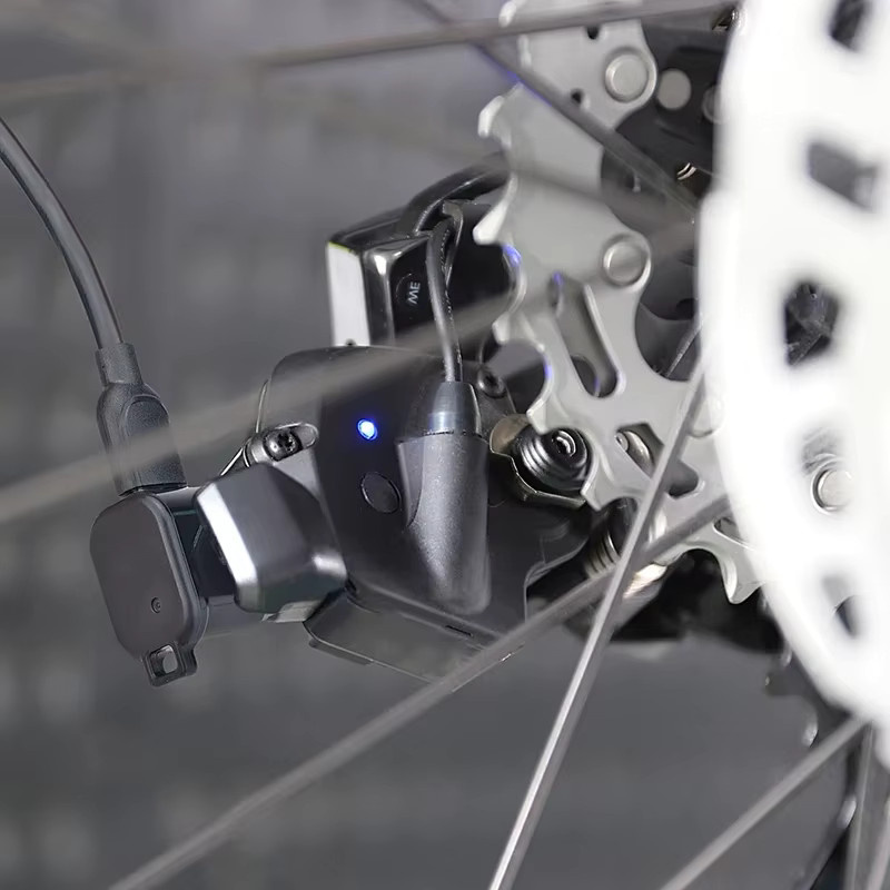 Shimano USB-C Fahrradladeradapter für Di2 elektronische Schaltwerke R9200 R8100 R7150 in Schwarz - Bild 2