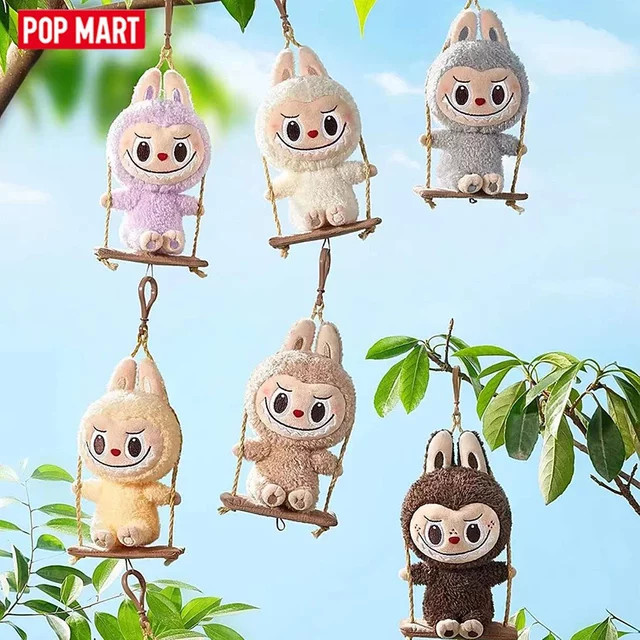 POP MART Labubu Holz Werkstatt Serie Schaukel Blind Box Anhänger Schlüsselbund als Anime Figur in Multicolor und Gelb - Bild 1