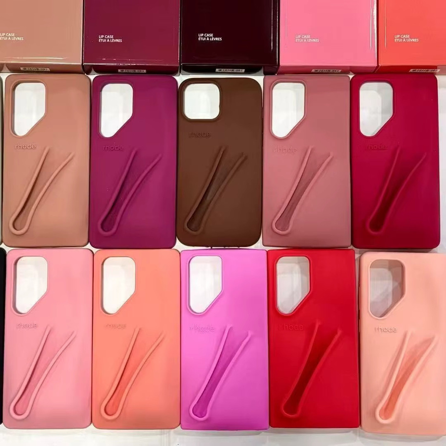 Personalisierbare Silikonhülle für Samsung Galaxy S-Serie mit Lippenstift-Etui und Rhode Lipgloss-Halter in Multicolour von Peach.pit - Bild 2