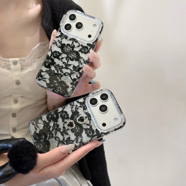 Herzförmige Handyhülle aus schwarzer Spitze mit Strass und abnehmbarem Fellknäuel-Armband für Apple iPhone 13/14/15/16/17 Pro Max in Schwarz - Bild 1