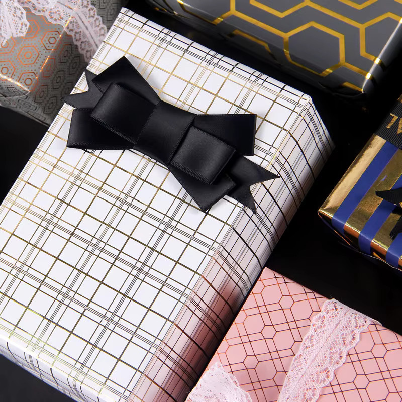 Elegantes Geschenkpapier in Gold und Weiß mit modernem minimalistischem Design, Breite: 43 cm, Länge: 3 m - Bild 1