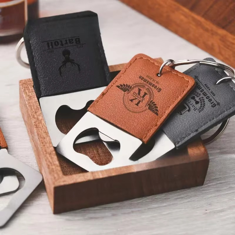Personalisierter Edelstahl Flaschenöffner mit Leder-Schlüsselanhänger in Schwarz von SAISLERWELL mit individueller Lasergravur - Bild 4