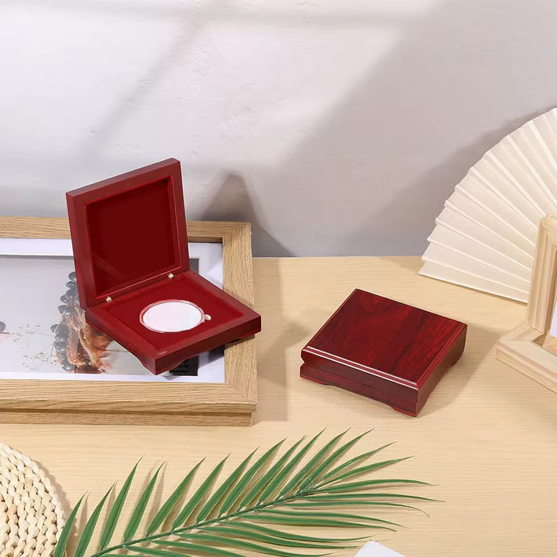 Challenge Coin Holz-Präsentationsbox in Dunkelrot mit Samt-Inlay für 1,65-Zoll-Münzen und Auszeichnungen - Bild 3