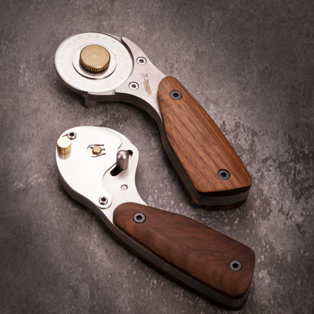 Nattools Leder-Rotationsschneider mit Walnussholzgriff und Edelstahl-Langklingenmesser in Braun - Bild 1