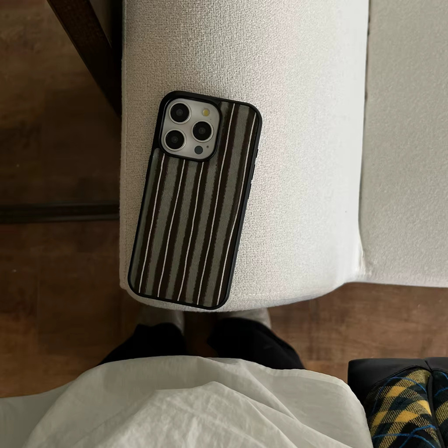Stoßfeste iPhone Schutzhülle mit Retro-Streifen-Design in Grün, Braun und Weiß aus Ledertextur für iPhone 16, 15, 14, 13 und 12 Pro Max - Bild 2