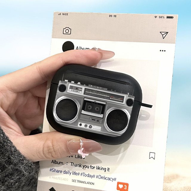 Stoßfeste Kopfhörerhülle mit Retro-Recorder-Muster für Apple AirPods Pro 2/3 und AirPods 4/3/1/2 in Schwarz - Bild 1